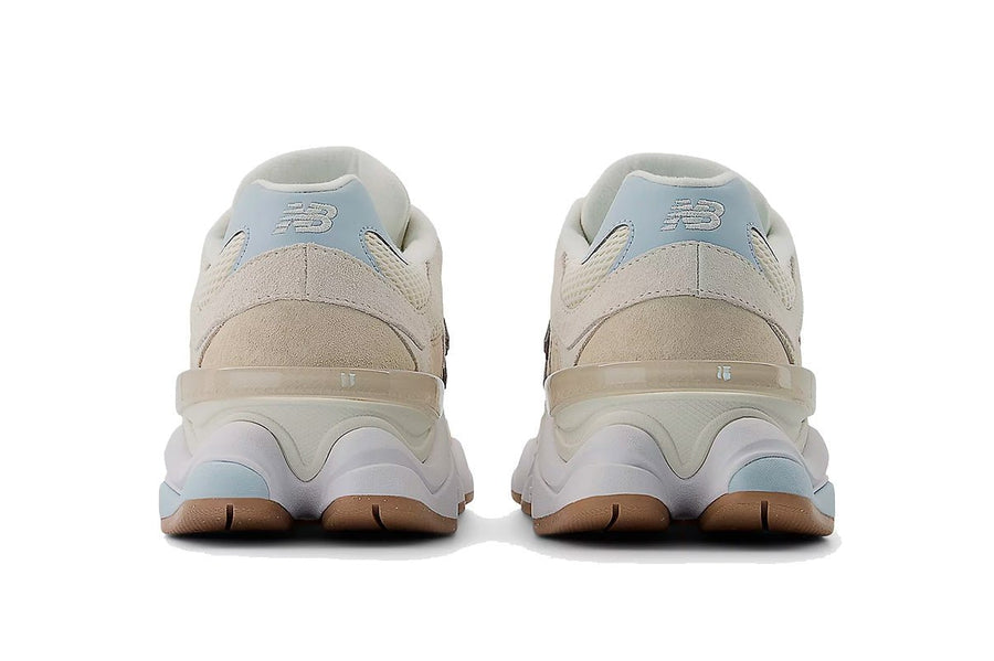 Vista superior do New Balance New Balance 9060 Bisque Frosted Glass mostrando abertura, lingueta e cadarços