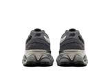 Vista superior do New Balance New Balance 9060 Black Castlerock Grey mostrando abertura, lingueta e cadarços