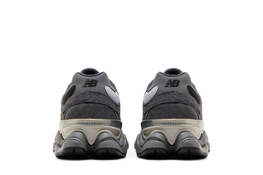 Vista superior do New Balance New Balance 9060 Black Castlerock Grey mostrando abertura, lingueta e cadarços