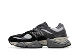 Vista lateral do New Balance New Balance 9060 Black Castlerock Grey mostrando design do cabedal e logo da marca