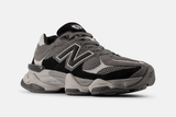 Vista superior do New Balance New Balance 9060 Black Castlerock mostrando abertura, lingueta e cadarços