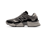 Vista lateral do New Balance New Balance 9060 Black Castlerock mostrando design do cabedal e logo da marca