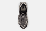 Vista traseira do New Balance New Balance 9060 Black Castlerock mostrando calcanheira e detalhes do solado