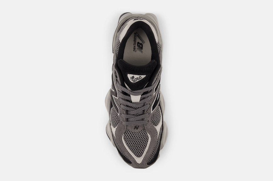 Vista traseira do New Balance New Balance 9060 Black Castlerock mostrando calcanheira e detalhes do solado