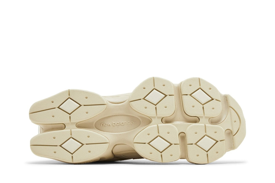 Vista traseira do New Balance New Balance 9060 Bone Sparrow mostrando calcanheira e detalhes do solado
