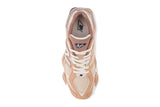 Vista superior do New Balance New Balance 9060 Earth Shadow Flat Taupe mostrando abertura, lingueta e cadarços