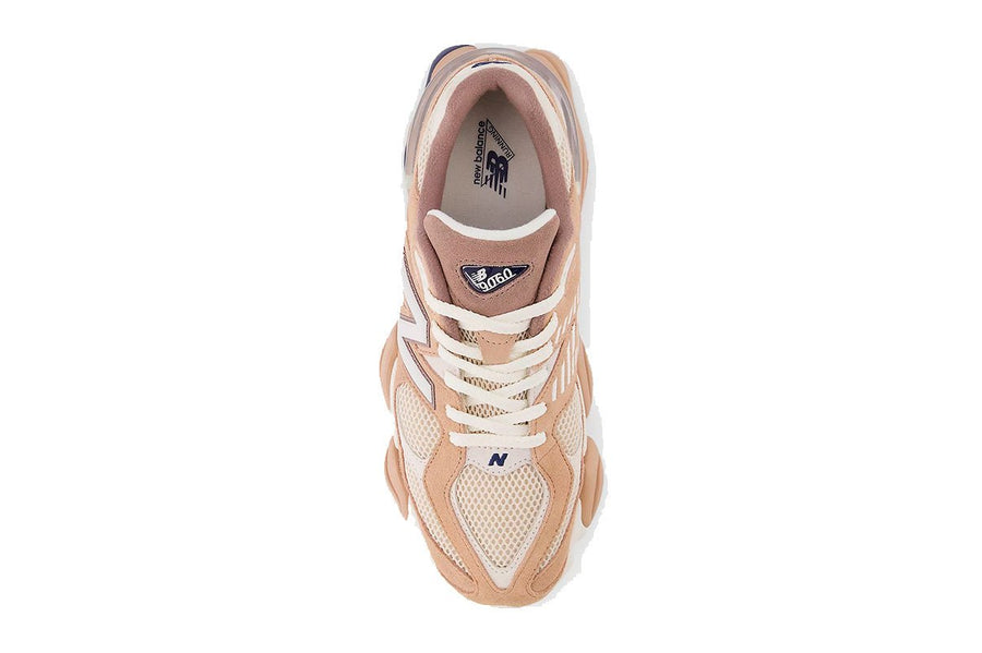 Vista superior do New Balance New Balance 9060 Earth Shadow Flat Taupe mostrando abertura, lingueta e cadarços