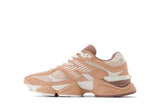 Vista lateral do New Balance New Balance 9060 Earth Shadow Flat Taupe mostrando design do cabedal e logo da marca