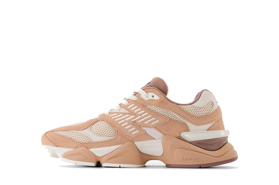 Vista lateral do New Balance New Balance 9060 Earth Shadow Flat Taupe mostrando design do cabedal e logo da marca