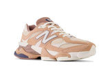 Vista traseira do New Balance New Balance 9060 Earth Shadow Flat Taupe mostrando calcanheira e detalhes do solado