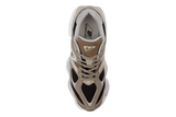 Vista traseira do New Balance New Balance 9060 Fall Suedes Pack Arid Stone mostrando calcanheira e detalhes do solado