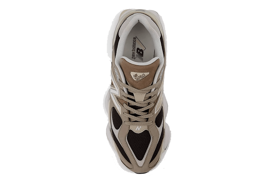 Vista traseira do New Balance New Balance 9060 Fall Suedes Pack Arid Stone mostrando calcanheira e detalhes do solado