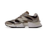 Vista lateral do New Balance New Balance 9060 Fall Suedes Pack Arid Stone mostrando design do cabedal e logo da marca