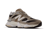 Vista superior do New Balance New Balance 9060 Fall Suedes Pack Arid Stone mostrando abertura, lingueta e cadarços