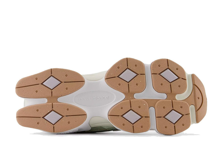 Vista frontal do New Balance New Balance 9060 Garter Snake Pearl Grey mostrando biqueira e costuras
