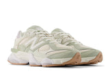 Vista traseira do New Balance New Balance 9060 Garter Snake Pearl Grey mostrando calcanheira e detalhes do solado