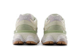 Vista superior do New Balance New Balance 9060 Garter Snake Pearl Grey mostrando abertura, lingueta e cadarços