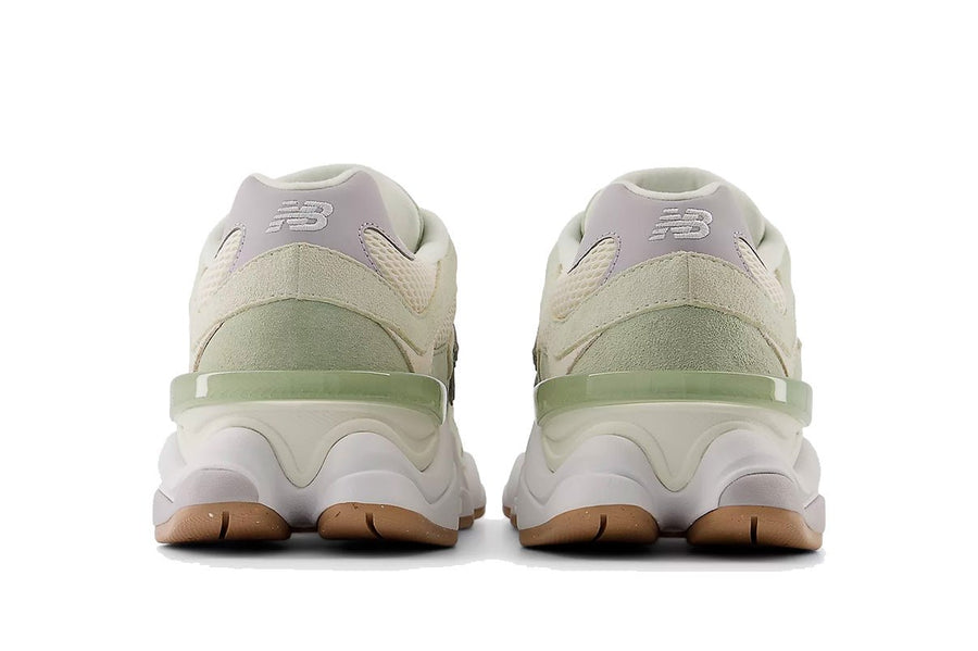 Vista superior do New Balance New Balance 9060 Garter Snake Pearl Grey mostrando abertura, lingueta e cadarços