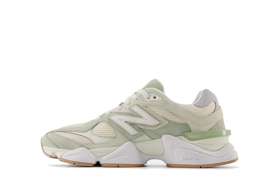Vista lateral do New Balance New Balance 9060 Garter Snake Pearl Grey mostrando design do cabedal e logo da marca
