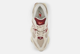 Vista frontal do New Balance New Balance 9060 'Linen Burgundy' mostrando biqueira e costuras