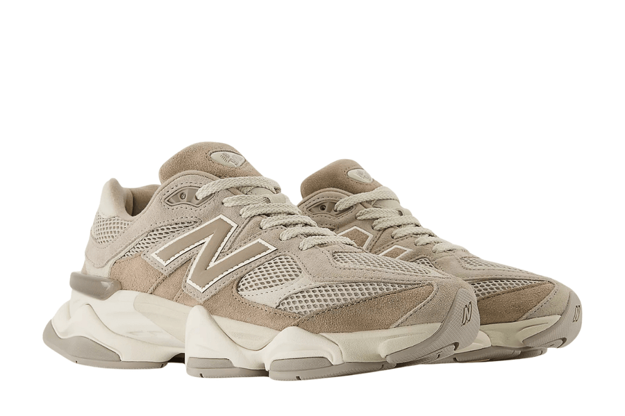 Vista superior do New Balance New Balance 9060 Mushroom Arid Stone mostrando abertura, lingueta e cadarços