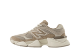 Vista lateral do New Balance New Balance 9060 Mushroom Arid Stone mostrando design do cabedal e logo da marca