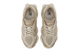 Vista traseira do New Balance New Balance 9060 Mushroom Arid Stone mostrando calcanheira e detalhes do solado