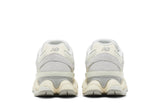 Vista frontal do New Balance New Balance 9060 Quartz Grey mostrando biqueira e costuras