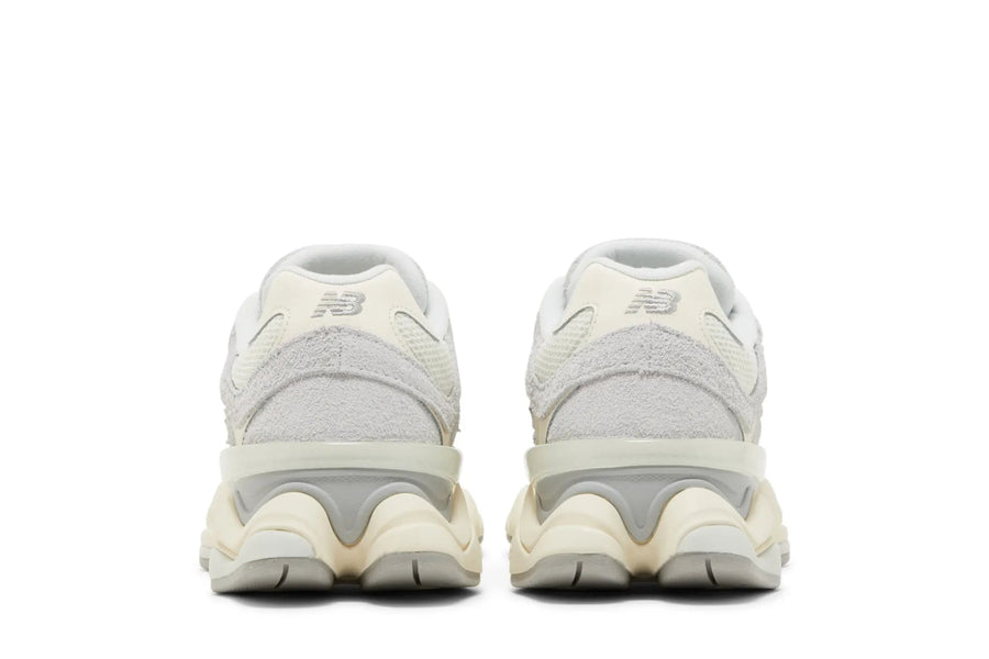 Vista frontal do New Balance New Balance 9060 Quartz Grey mostrando biqueira e costuras