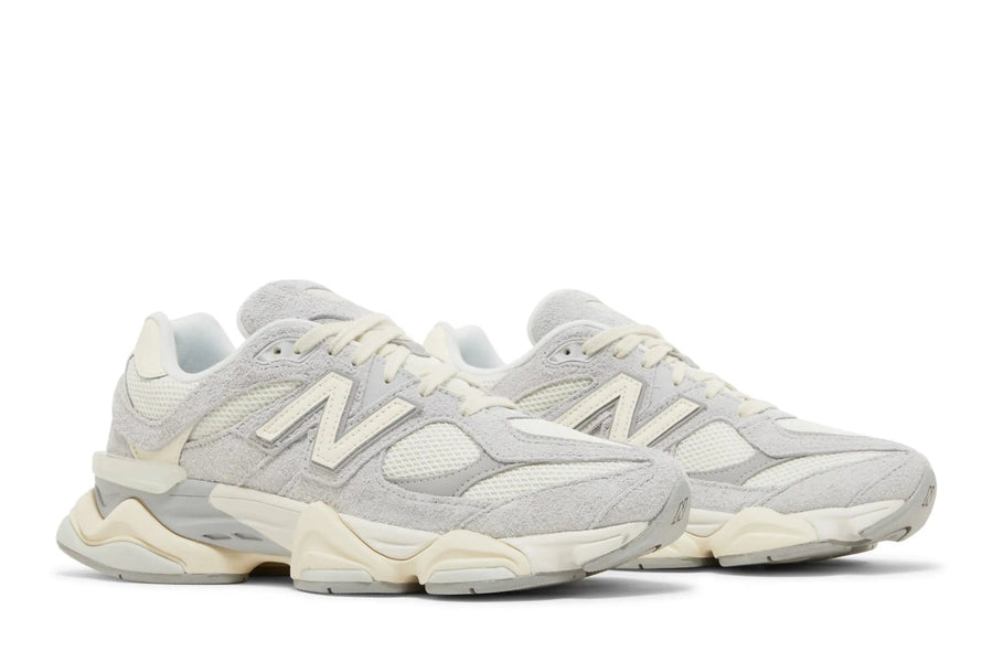 Vista em detalhe do New Balance New Balance 9060 Quartz Grey mostrando textura do material e acabamento