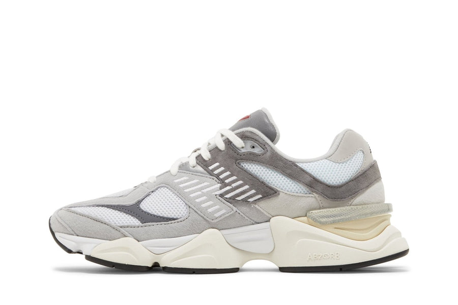 Vista lateral do New Balance New Balance 9060 Rain Cloud Grey mostrando design do cabedal e logo da marca