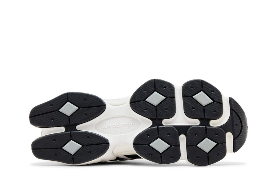 Vista traseira do New Balance New Balance 9060 Reflection Black Suede mostrando calcanheira e detalhes do solado