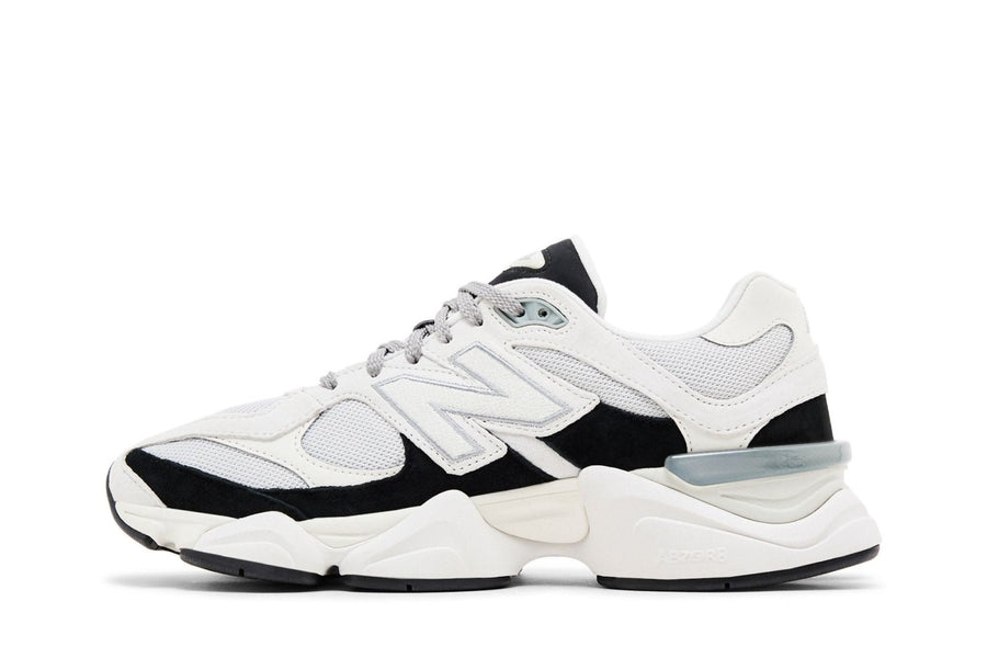 Vista lateral do New Balance New Balance 9060 Reflection Black Suede mostrando design do cabedal e logo da marca