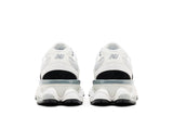Vista frontal do New Balance New Balance 9060 Reflection Black Suede mostrando biqueira e costuras