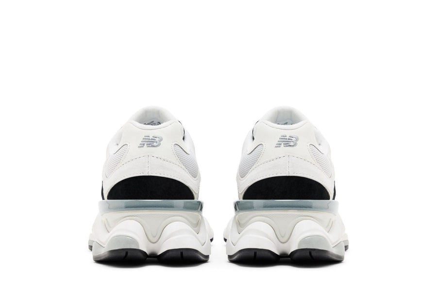 Vista frontal do New Balance New Balance 9060 Reflection Black Suede mostrando biqueira e costuras