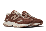 Vista traseira do New Balance New Balance 9060 Rich Oak mostrando calcanheira e detalhes do solado