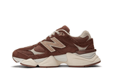 Vista lateral do New Balance New Balance 9060 Rich Oak mostrando design do cabedal e logo da marca