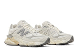 Vista frontal do New Balance New Balance 9060 Sea Salt Concrete mostrando biqueira e costuras