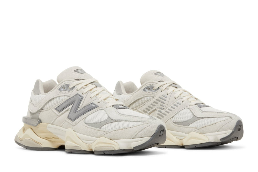 Vista frontal do New Balance New Balance 9060 Sea Salt Concrete mostrando biqueira e costuras