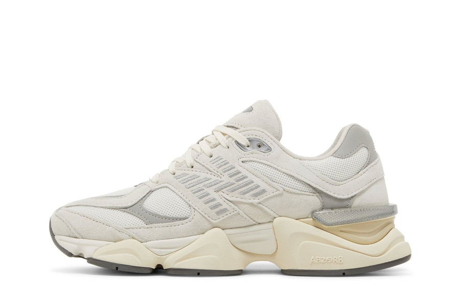 Vista lateral do New Balance New Balance 9060 Sea Salt Concrete mostrando design do cabedal e logo da marca