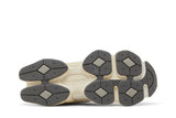 Vista traseira do New Balance New Balance 9060 Sea Salt Concrete mostrando calcanheira e detalhes do solado