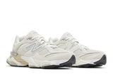 Vista frontal do New Balance New Balance 9060 Sea Salt Moonbeam mostrando biqueira e costuras