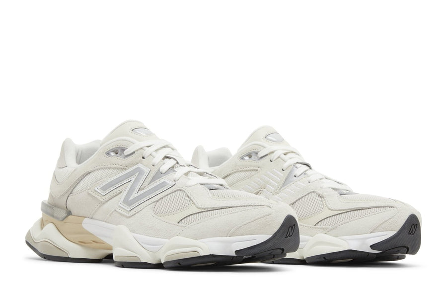 Vista frontal do New Balance New Balance 9060 Sea Salt Moonbeam mostrando biqueira e costuras
