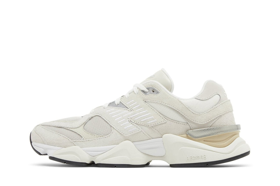 Vista lateral do New Balance New Balance 9060 Sea Salt Moonbeam mostrando design do cabedal e logo da marca