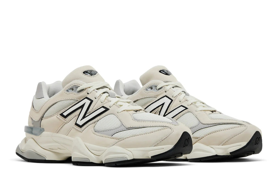 Vista traseira do New Balance New Balance 9060 Sea Salt Raincloud mostrando calcanheira e detalhes do solado