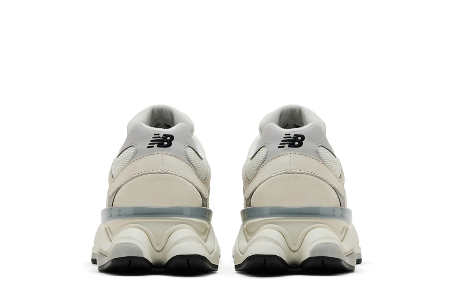 Vista frontal do New Balance New Balance 9060 Sea Salt Raincloud mostrando biqueira e costuras