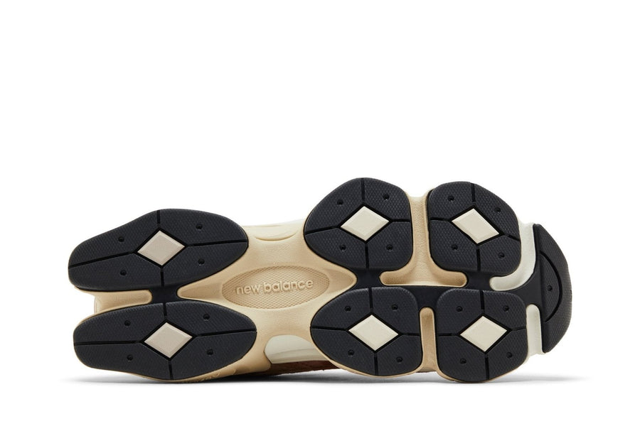 Vista traseira do New Balance New Balance 9060 Sparrow Flat Taupe mostrando calcanheira e detalhes do solado