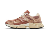 Vista lateral do New Balance New Balance 9060 Sparrow Flat Taupe mostrando design do cabedal e logo da marca