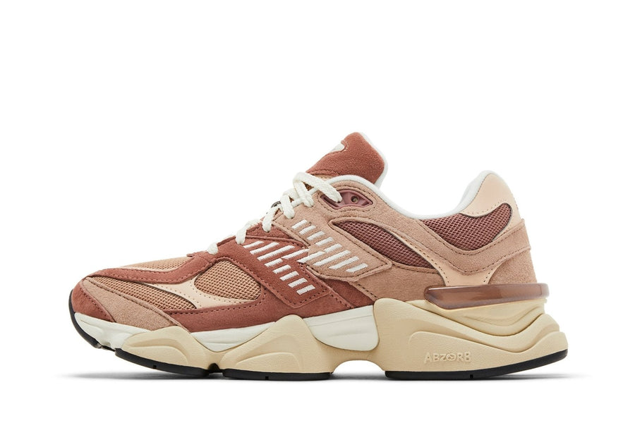 Vista lateral do New Balance New Balance 9060 Sparrow Flat Taupe mostrando design do cabedal e logo da marca