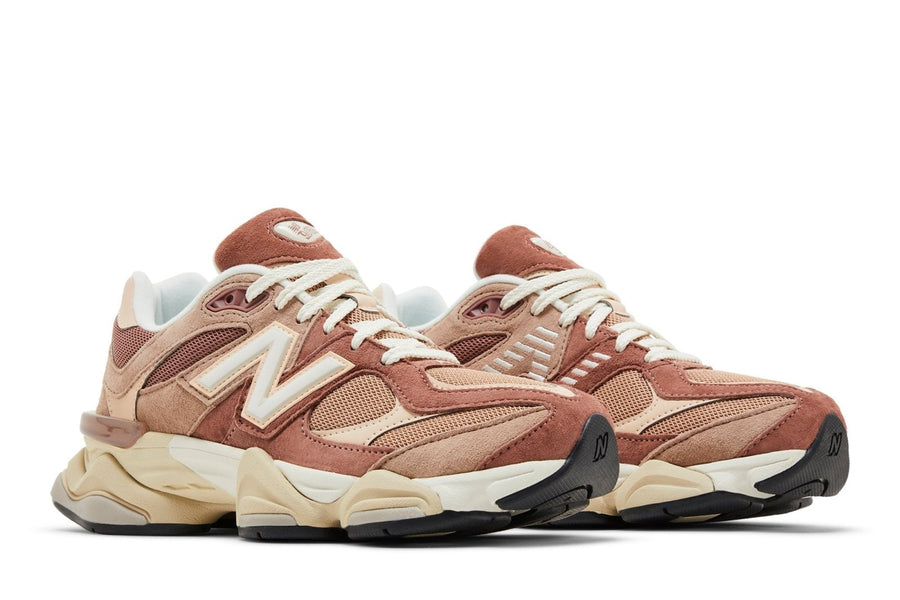 Vista frontal do New Balance New Balance 9060 Sparrow Flat Taupe mostrando biqueira e costuras